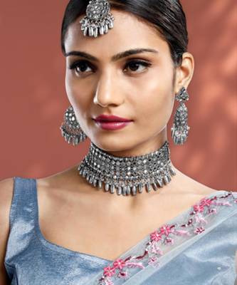 Women's synthetic stone studded choker necklace dangle earrings & maangtikka 1