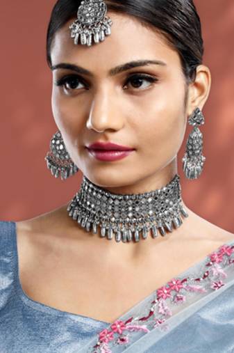 Women's synthetic stone studded choker necklace dangle earrings & maangtikka