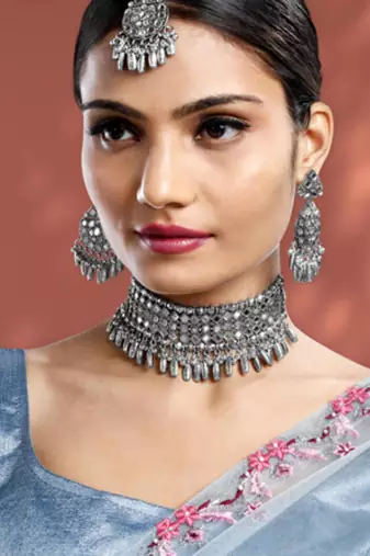 Women's synthetic stone studded choker necklace dangle earrings & maangtikka