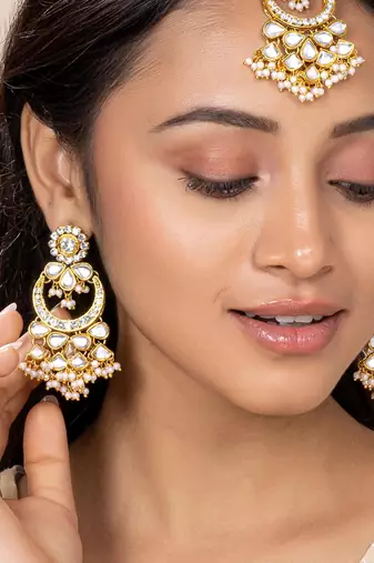 Women's faux kundan beaded maang tikka earrings set jewelry off white