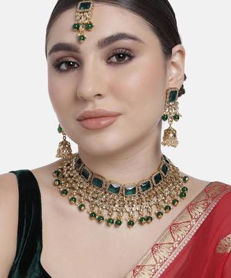 Women's green kundan studded choker necklace earrings maang tikka 1