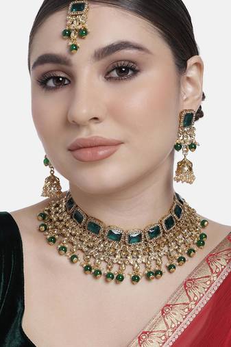 Women's green kundan studded choker necklace earrings maang tikka