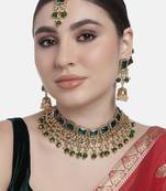 Women's green kundan studded choker necklace earrings maang tikka