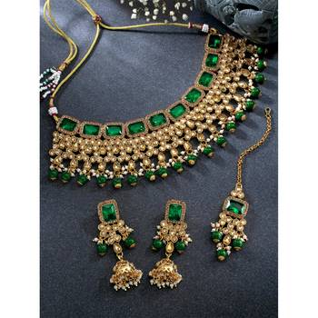 Women's green kundan studded choker necklace earrings maang tikka 2
