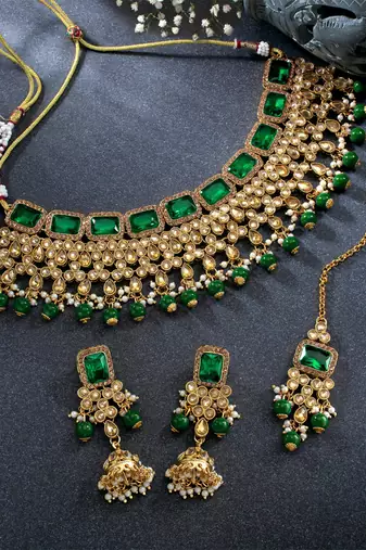 Women's green kundan studded choker necklace earrings maang tikka