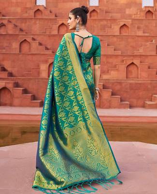 Green floral woven design zari saree 3