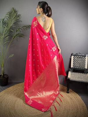 Magenta ethnic motifs woven design zari saree 3