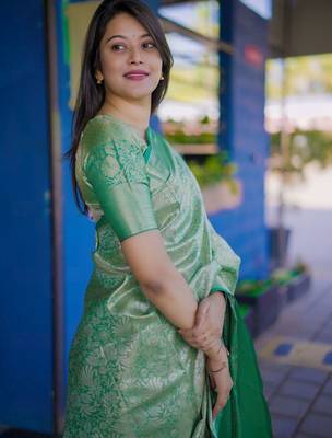 Green floral zari silk blend saree 3
