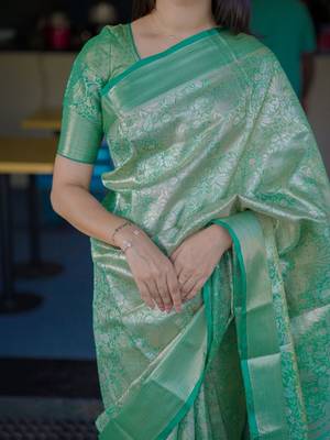 Green floral zari silk blend saree 4