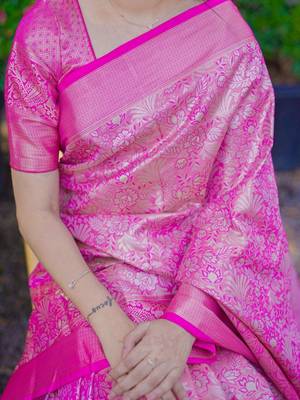 Pink woven design zari silk blend saree 4