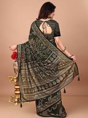 Green bandhani printed chiffon saree 3