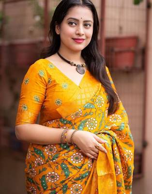 Yellow kalamkari printed woven design zari saree 3