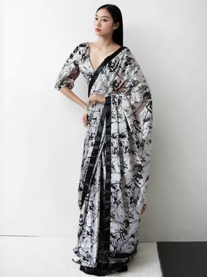 White floral print monochrome saree with unstitched blouse piece 2