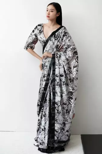 White floral print monochrome saree with unstitched blouse piece