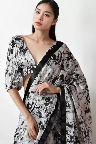 White floral print monochrome saree with unstitched blouse piece