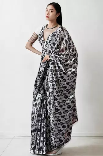 White women printed ready to wear saree with unstitched blouse piece
