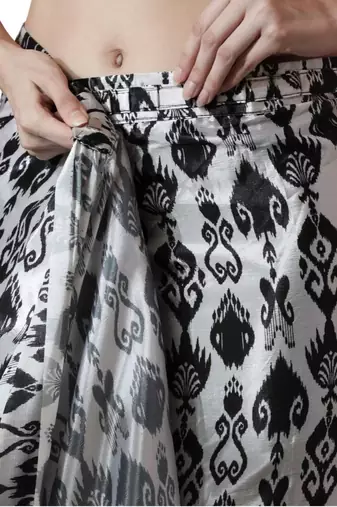 White women printed ready to wear saree with unstitched blouse piece