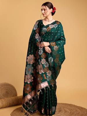 Green ethnic motif woven design zari banarasi saree 4
