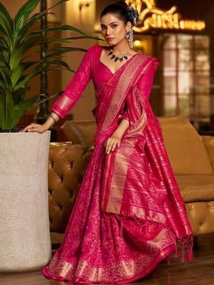 Pink woven design zari silk blend designer patola saree 4