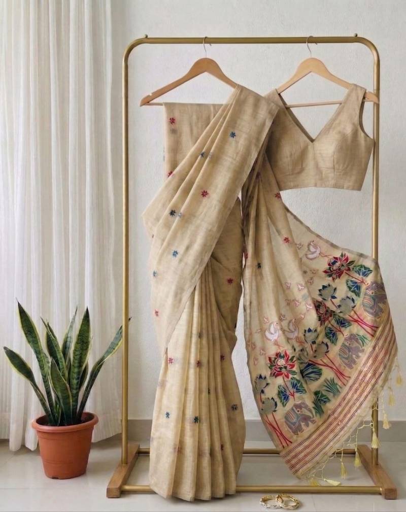 Cream Elephant And Floral Weaving Pallu Cotton Saree