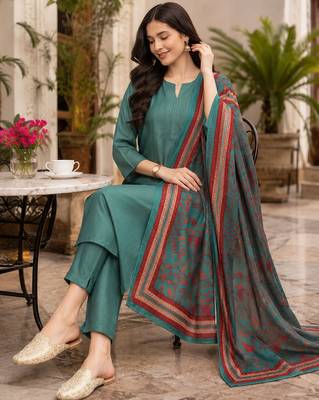 Women's straight side slit  kurta pant set with digital dupatta 3