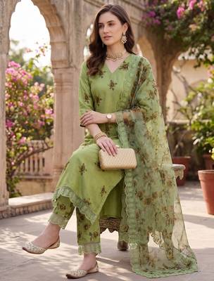 Women's silk chiffon embroidered kurta set with digital dupatta 3