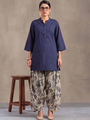 women ethnic motifs regular cotton kurta with harem pants 5