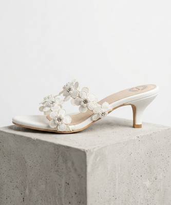 White flower kitten artificial leather heels 3