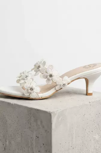 White flower kitten artificial leather heels