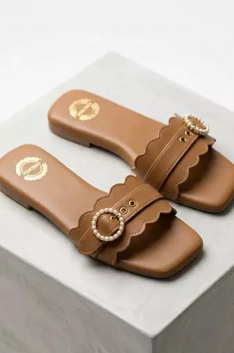 Tan scallop artificial leather sliders