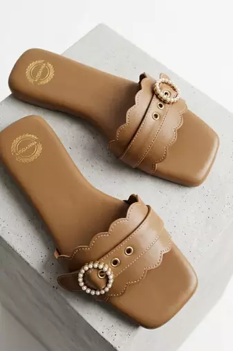 Tan scallop artificial leather sliders