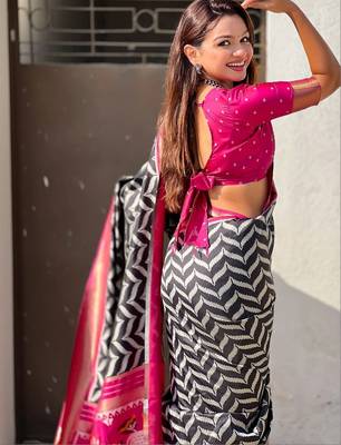 Black woven design zari banarasi saree with blouse piece 4