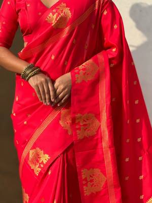 Red woven design zari silk blend designer banarasi saree 3