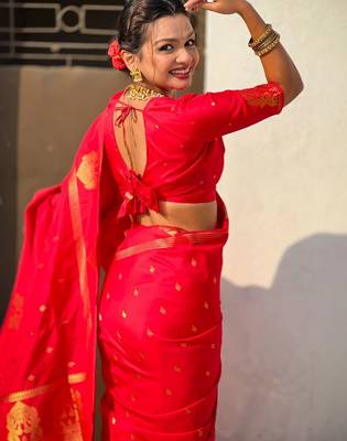 Red woven design zari silk blend designer banarasi saree 4