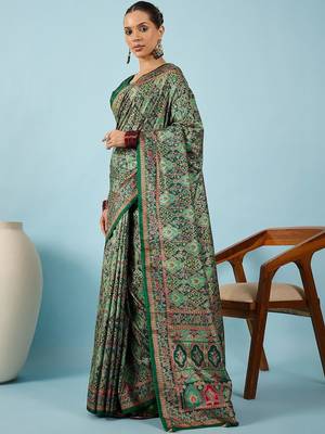 Green ethnic motifs embroidered silk blend banarasi saree 5