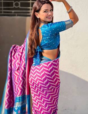 Magenta floral zari silk blend designer banarasi saree 4