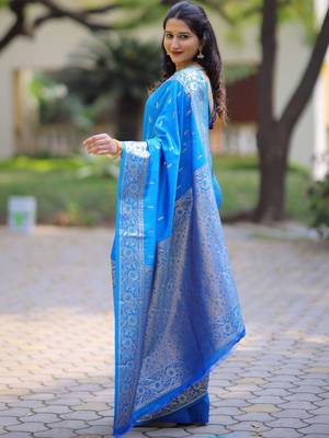 Blue woven design zari silk blend handloom banarasi saree 3