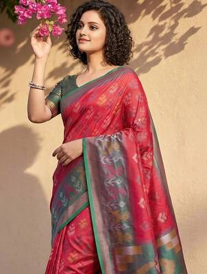 Red woven design zari silk blend handloom pochampally saree 5