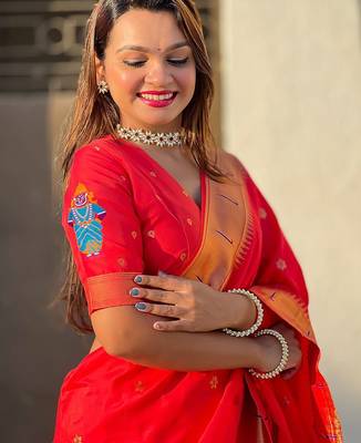 Red woven design zari silk blend paithani saree 4