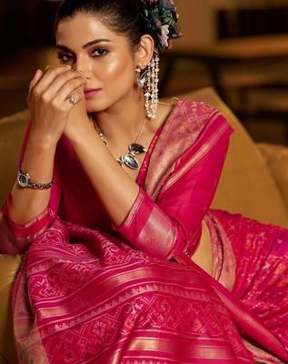 Pink woven design zari silk blend designer patola saree 4