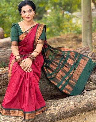 Red woven design zari silk blend handloom banarasi saree 2