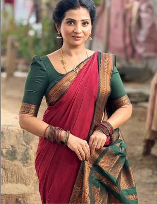 Red woven design zari silk blend handloom banarasi saree 3