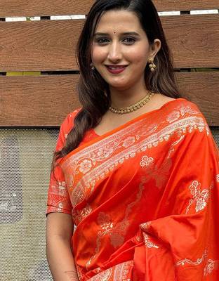 Red woven design zari silk blend banarasi saree 3