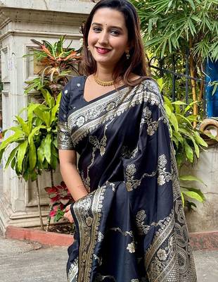 Black woven design zari silk blend banarasi saree 3