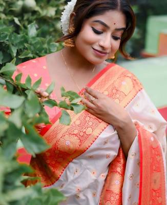 White woven design zari silk blend baluchari saree 4