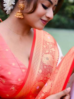 White woven design zari silk blend baluchari saree 5