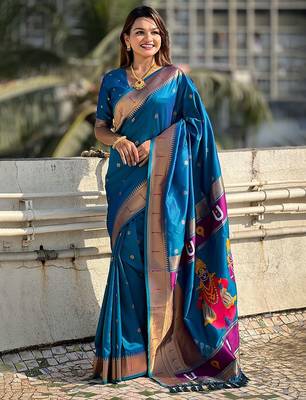 Blue ethnic motifs woven design zari kanjeevaram saree 3