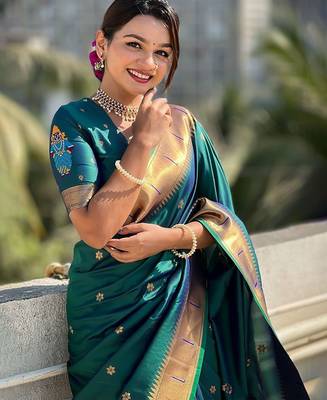Green woven design zari kanjeevaram saree 4