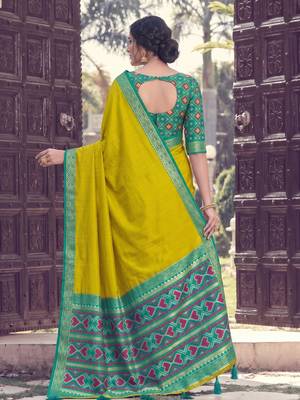 yellow silk blend plain saree bordar work with printed blouse 4