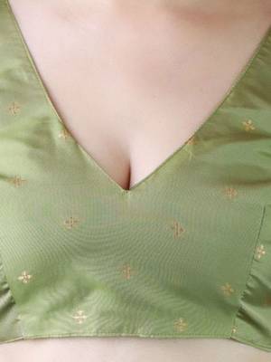 Green woven design zari silk blend banarasi saree 5